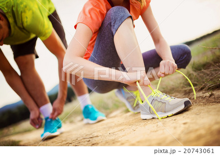 Couple running feet closeup Couple running feet closeup 20743061