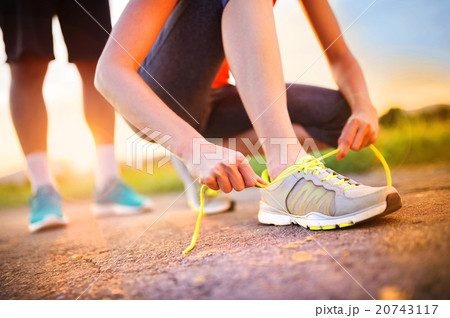 Couple running feet closeup 20743117