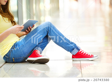 Girl with tablet in shopping mall 20743380