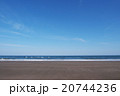 宮崎県の青島海水浴場。綺麗な青空と砂浜。 20744236