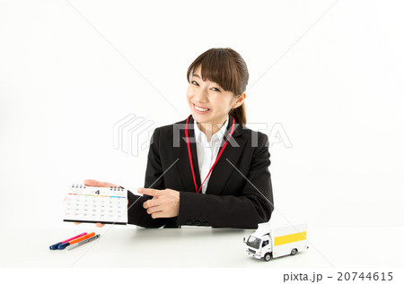 カレンダーを指さし説明する女性 20744615