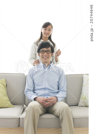 肩たたきで親孝行する娘 肩たたきで親孝行する娘 20744646