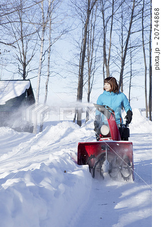 除雪する女性 除雪する女性 20744868