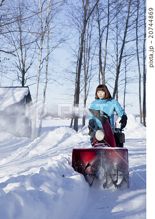 除雪する女性 除雪する女性 20744869
