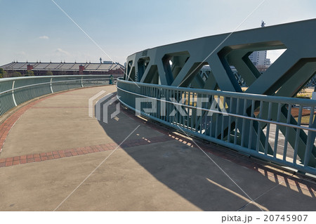 円形歩道橋（サークルウォーク）上から赤レンガ倉庫方面を望む、横浜 20745907