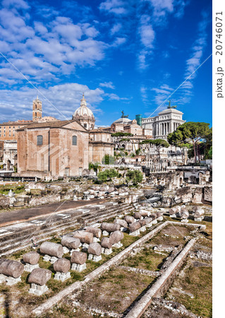 Famous Roman ruins in Rome, Italy Famous Roman ruins in Rome, Italy 20746071