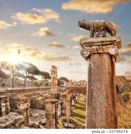 Famous Roman ruins in Rome, Italy Famous Roman ruins in Rome, Italy 20746078