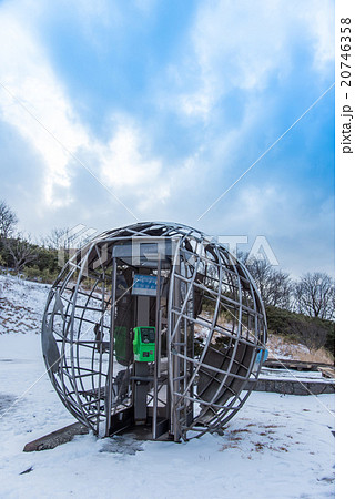 北海道室蘭の地球岬にある公衆電話ボックスの写真素材