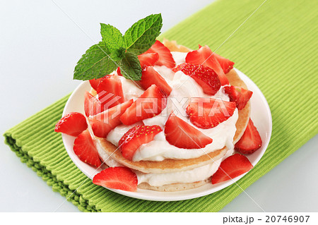 Pancakes with cream and strawberries 20746907