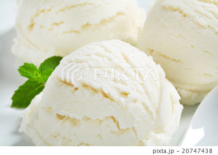 Scoops of white ice cream 20747438