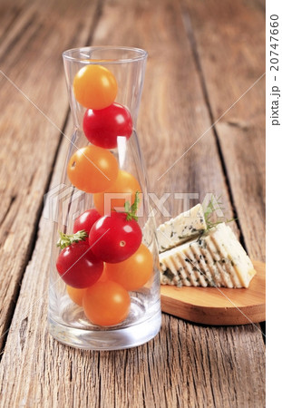 Cherry tomatoes and blue cheese 20747660