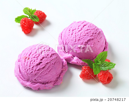 Berry fruit ice cream 20748217