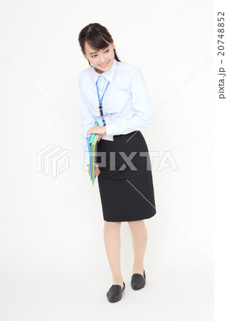 上司に出会って会釈をするＯＬ 20748852