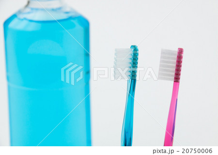 歯ブラシとデンタルリンスでお口の健康を 歯ブラシとデンタルリンスでお口の健康を 20750006