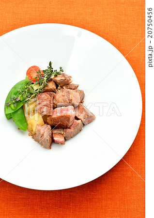 牛ヒレ（フィレ）肉のサイコロ風、洋風アレンジのステーキ。 20750456
