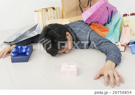 買物に付き合って力尽きる若者 20750854