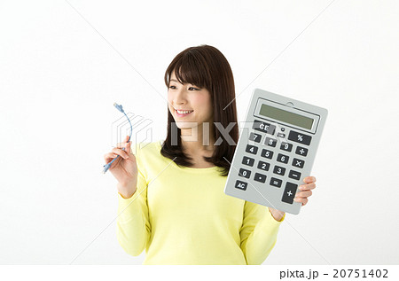 LANケーブルと電卓を手に持つ女性 20751402
