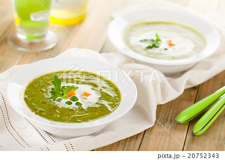 Green pea soup in bowls. 20752343