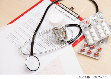 Medical report and cardiogram 20752569