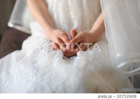 Hands bride stacked together 20752608