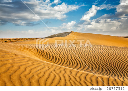 Sand dunes in desert 20757512