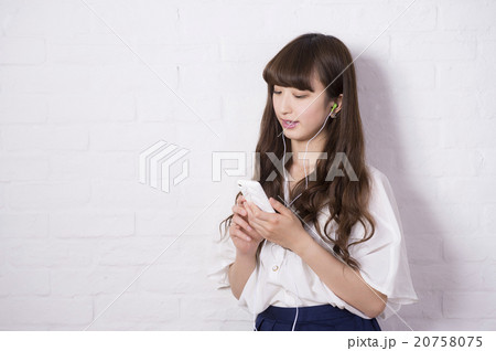 音楽を聴く女性（白壁） 20758075