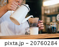 カフェで働く男性 20760284