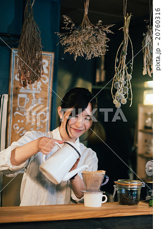 カフェで働く女性の写真素材