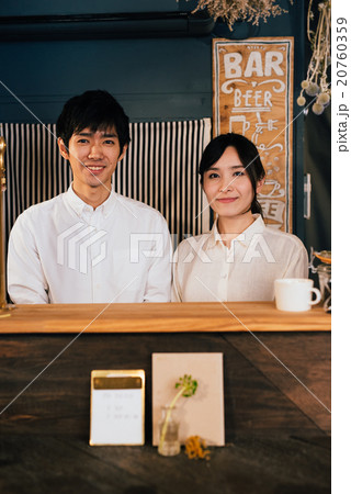 カフェで働く男女 カフェで働く男女 20760359