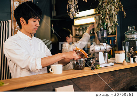 カフェで働く男女の写真素材