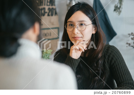 カフェで話す女性 カフェで話す女性 20760899