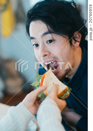 カフェでデートをするカップル 20760959