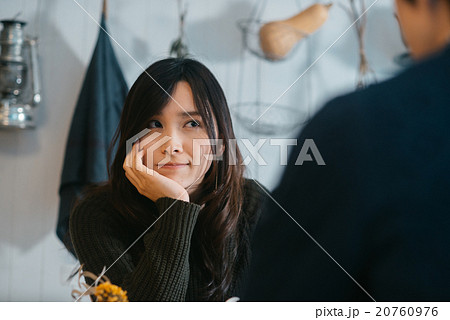 デート中に怒る女性 20760976