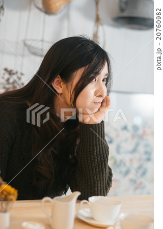 デート中に怒る女性 20760982