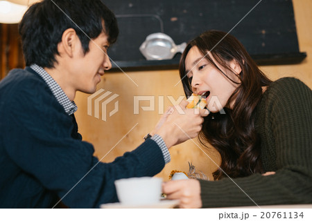デートするカップル 20761134