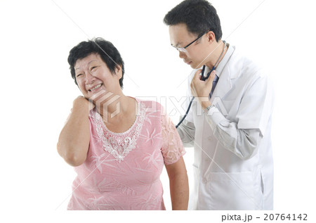 Image of a doctor and his nurse checking up a senior patient in 20764142