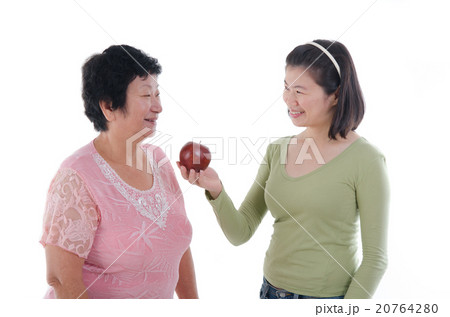 asian senior male having appl with her daughter asian senior male having appl with her daughter 20764280