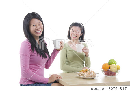 asian sisters dining 20764317