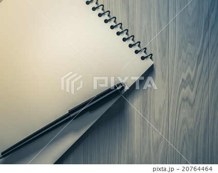 Blank note paper with pen. on wood background 20764464