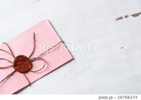 Letter with seal on table 20766274