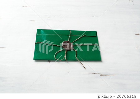 Letter with seal on table 20766318