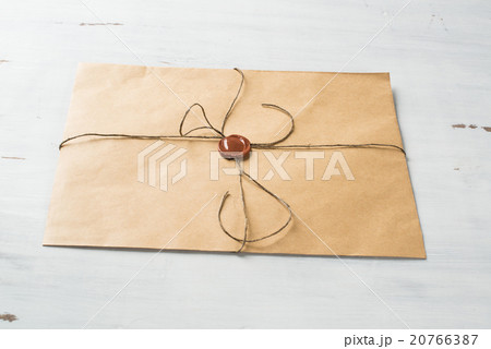 Letter with seal on table 20766387