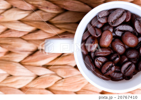 cup full of coffee beans 20767410