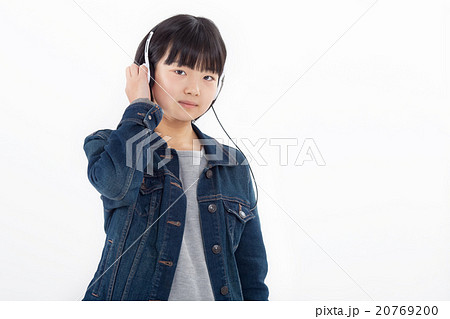 ヘッドフォンで音楽を楽しむ女子中学生の写真素材 7690