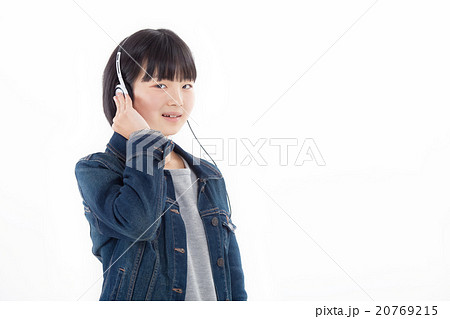 ヘッドフォンで音楽を楽しむ女子中学生の写真素材