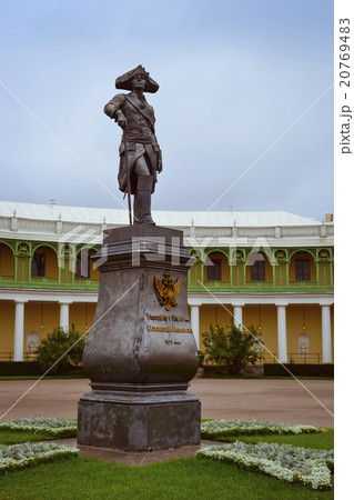 Monument to Paul I on square at Pavlovsk Palace Monument to Paul I on square at Pavlovsk Palace 20769483