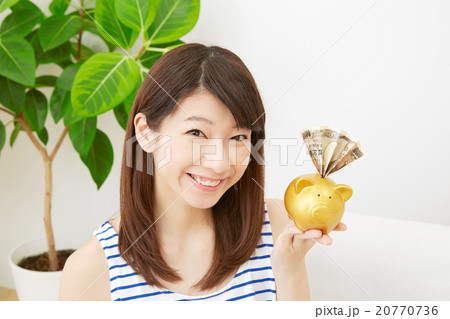 女性 リビング 貯金イメージ 女性 リビング 貯金イメージ 20770736