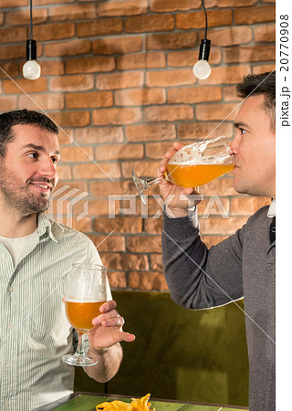 Friends drinking beer 20770908