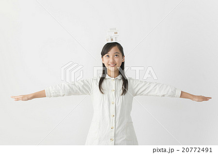 住宅模型を頭に乗せる中学生 ハウジング ハウスメーカー 住宅模型を頭に乗せる中学生 ハウジング ハウスメーカー 20772491