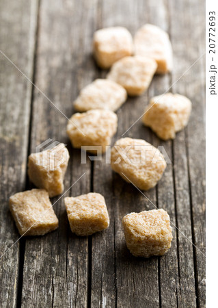 unrefined cane sugar cubes 20772693